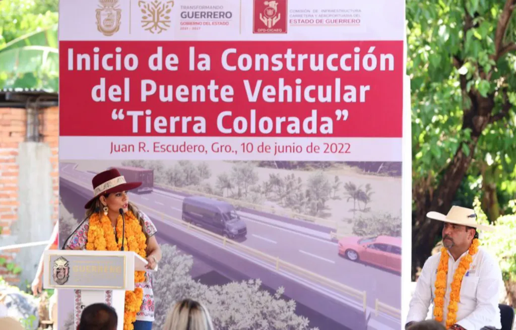 Evelyn Salgado Pineda presentó la obra que considera es una deuda con el pueblo guerrerense.