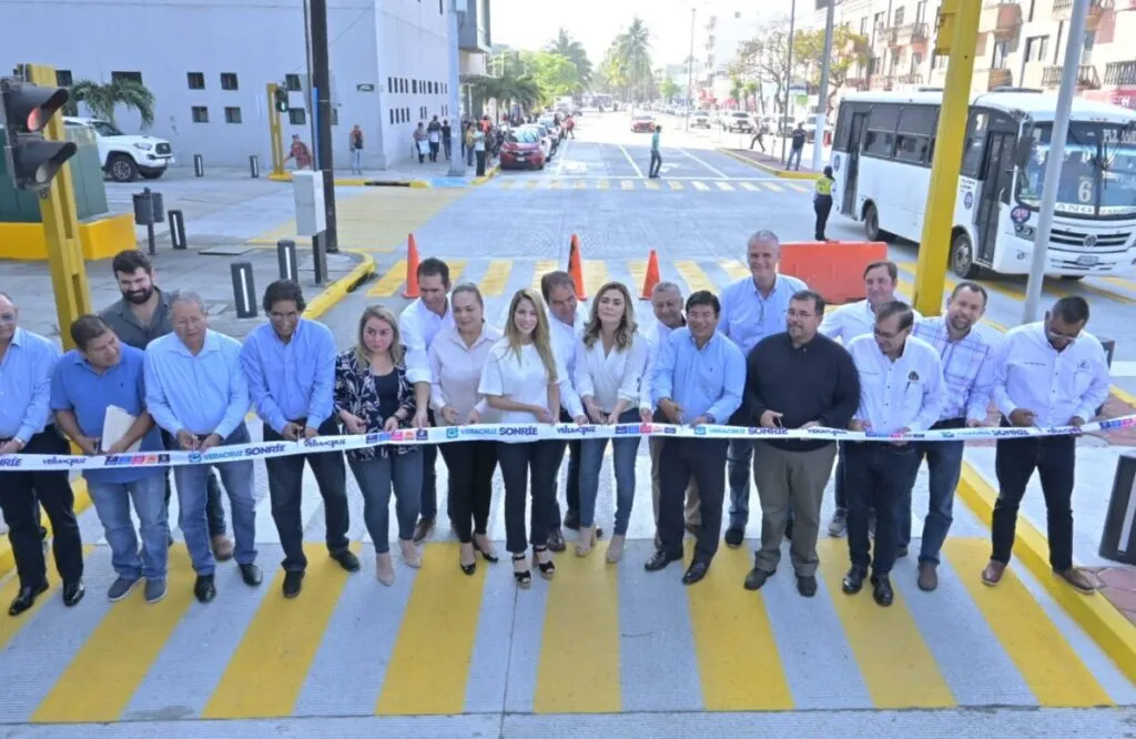 Patricia Lobeira entregó una de las primeras magnas obras en el Puerto.