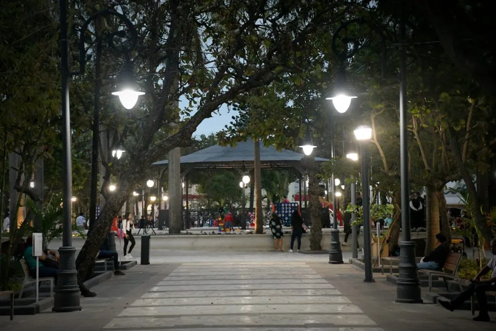 De acuerdo con Patricia Lobeira Rodríguez se hicieron los trabajos en Parque Zamora de según las especificaciones del INAH.