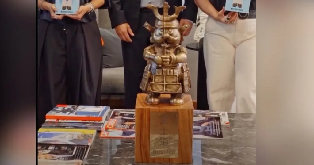 Comparte Víctor González Herrera escultura del Dr. Simi Samurai