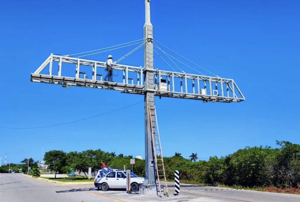Estructura de arco carretero moderno de Seguritech Privada sobre autopista.