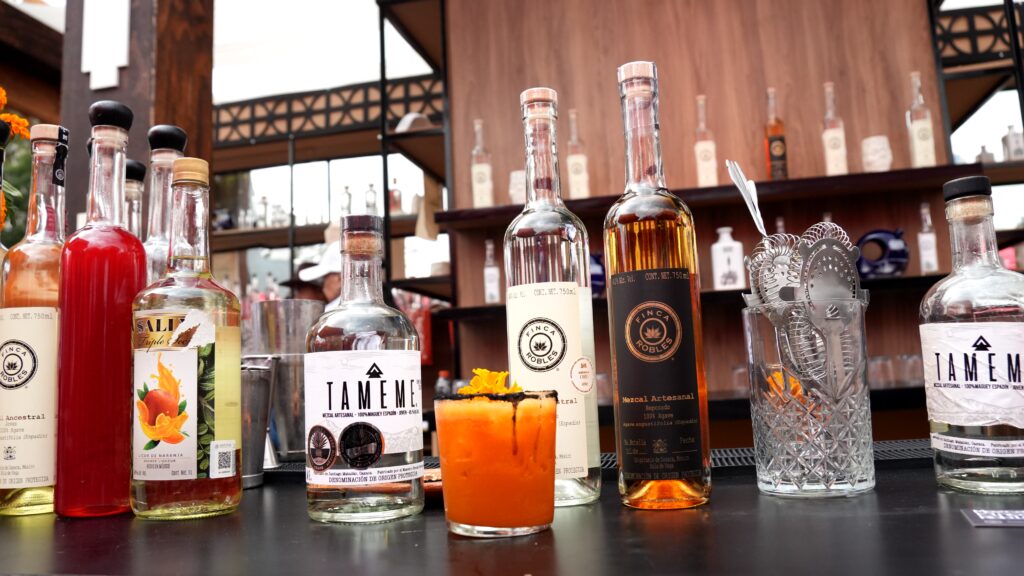 Mundo Mezcal y Banco Azteca impulsan negocios para pequeños productores